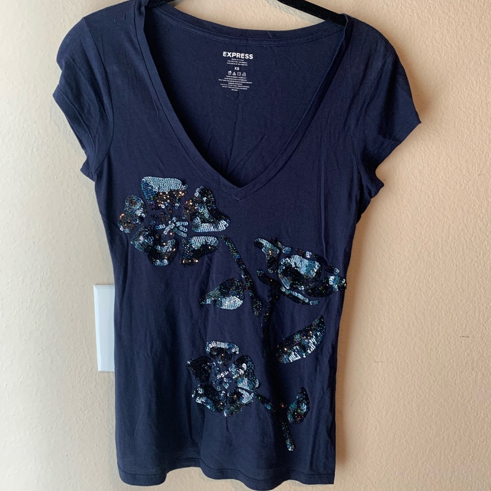 Express tee with sequin flowers